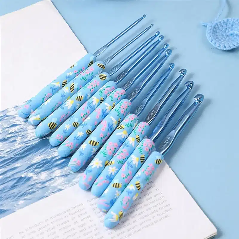 12pcs Cute Bee & Floral Print Crochet Hooks Set 2.0mm-8.0mm
